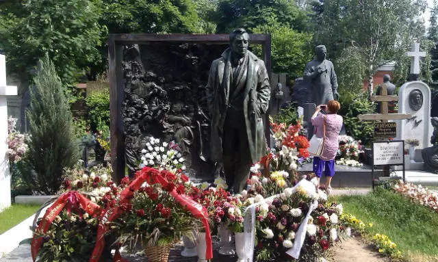 Памятник В. Тихонову на Новодворкинском кладбище