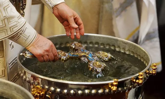 Почему святая вода не портится: некоторые популярные мнения