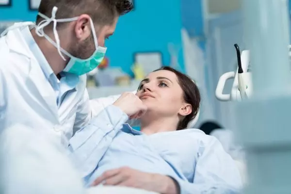 Стоматолог и пациент