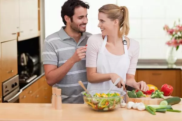 Мужчина и женщина на кухне