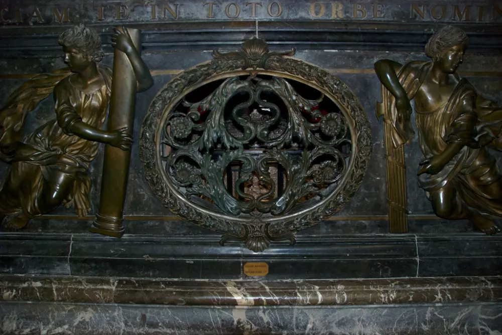 Ковчег с мощами святого Антония Великого в аббатстве Сент-Антуан-л'Аббе, Франция