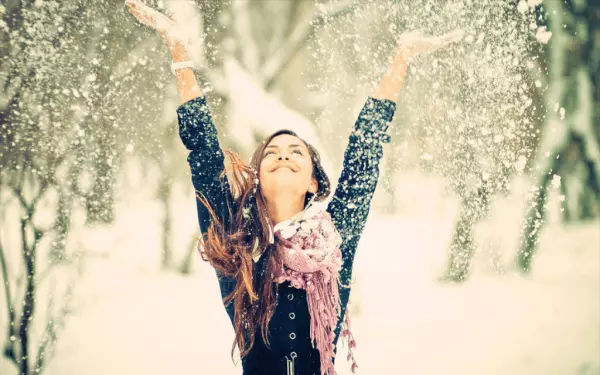 Девушка бросает снег