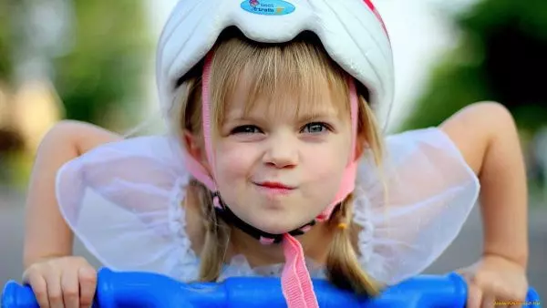 Девушка в шлеме на велосипеде