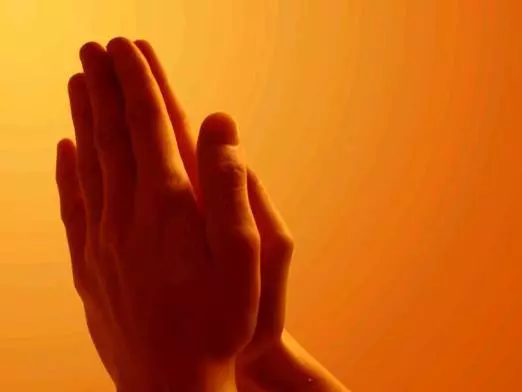 человек молится