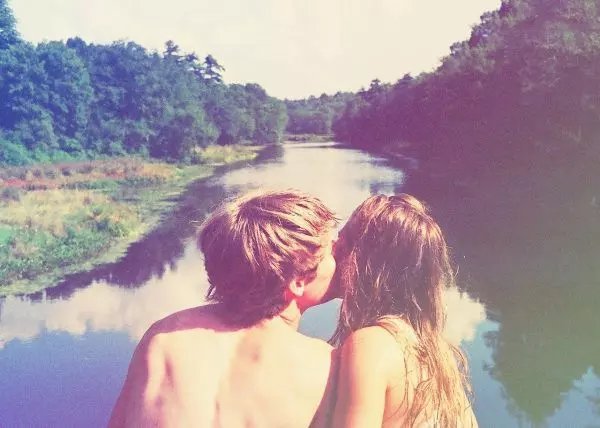 Мальчик и девочка на берегу реки