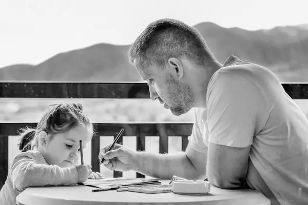 Отец и дочь рисуют