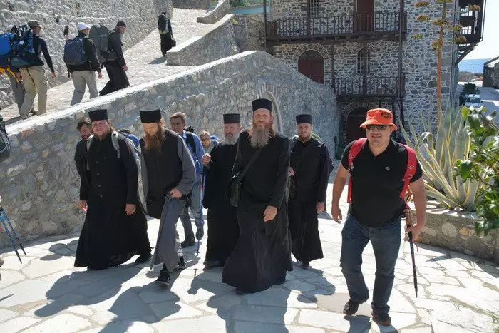Паломники и монахи на горе Афон