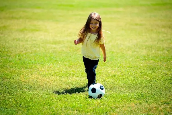 Девушка с футболом