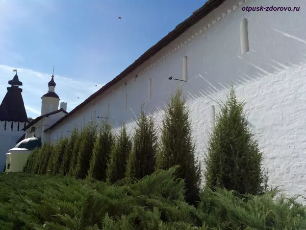 Пафнутьевский монастырь в Боровске, крепостная стена