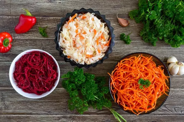 свежие овощные салаты капуста морковь свекла корейские острые салаты в мисках на деревянном столе вид сверху витаминное меню веганская кухня - Основной сухой корм