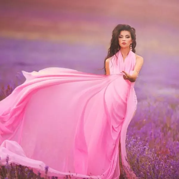 Девушка в красивом платье посреди лавандового поля