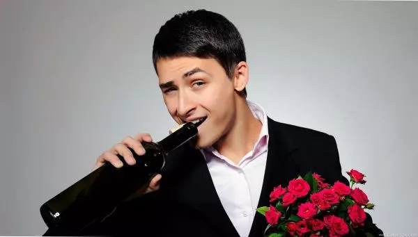 Мужчина с розами и вином