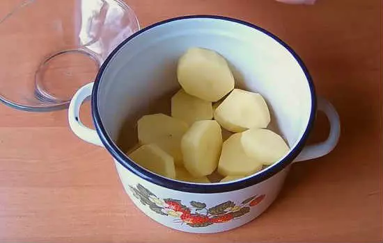 варить картошку