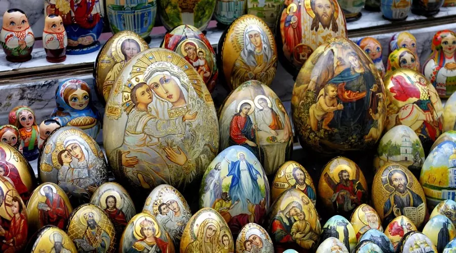 Термонаклейки на пасхальные яйца с изображением Христа, Богородицы. Такие наклейки НЕ приветствуются православными христианами, так как после очистки от пасхальных яиц они вместе с изображением Иисуса Христа или Богородицы отправляются прямиком в мусорное ведро, что недопустимо