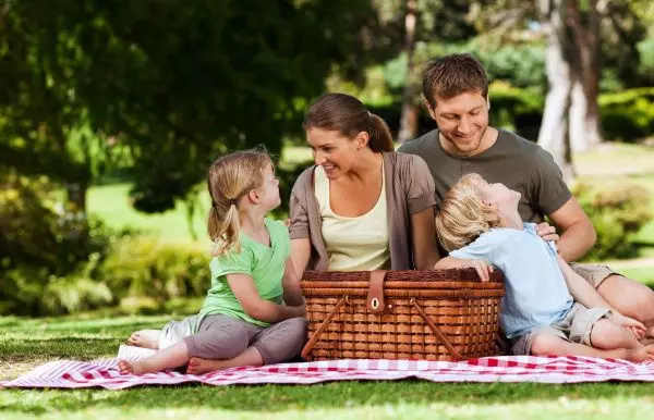 Мужчина, жена и дети на пикнике