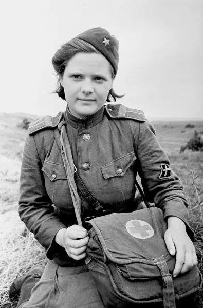 Девушка в форме времен Второй мировой войны