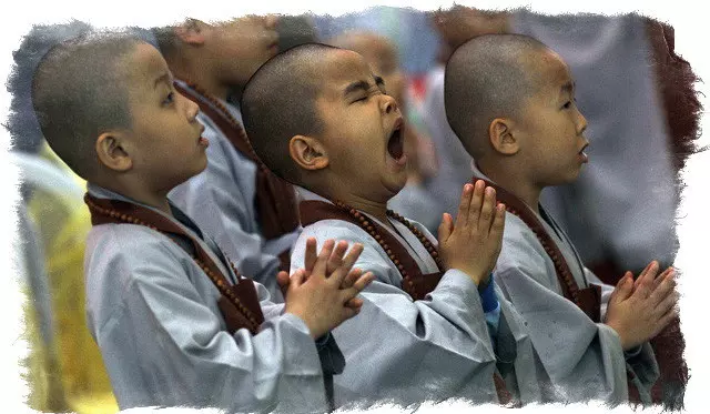 зевая во время молитвы