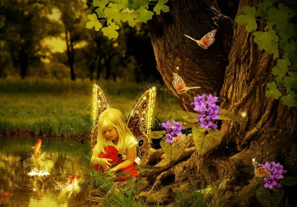Девушка с крыльями бабочки в сказочном лесу