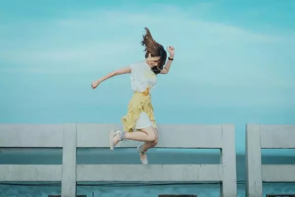 Прыгающая девушка