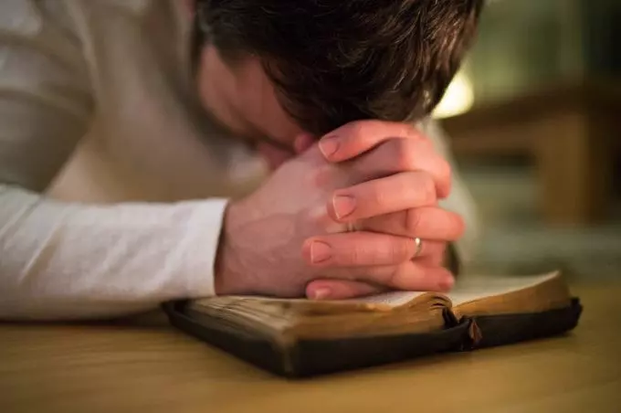 Парень читает молитву