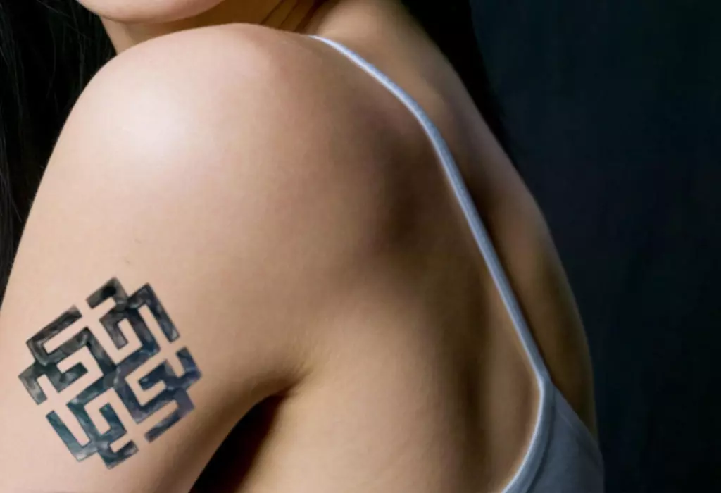Символ Сварожича в виде татуировки.