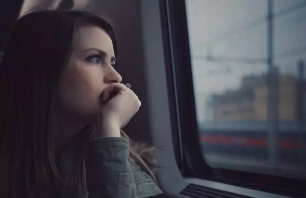 Задумчивая девушка в поезде