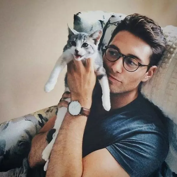 Мужчина с кошкой