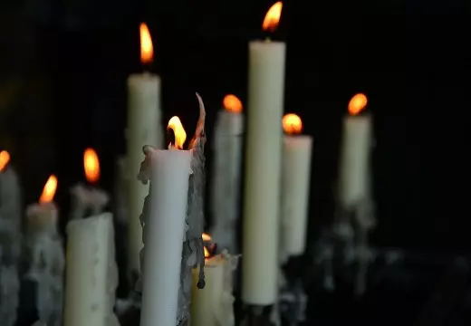 горящие белые свечи