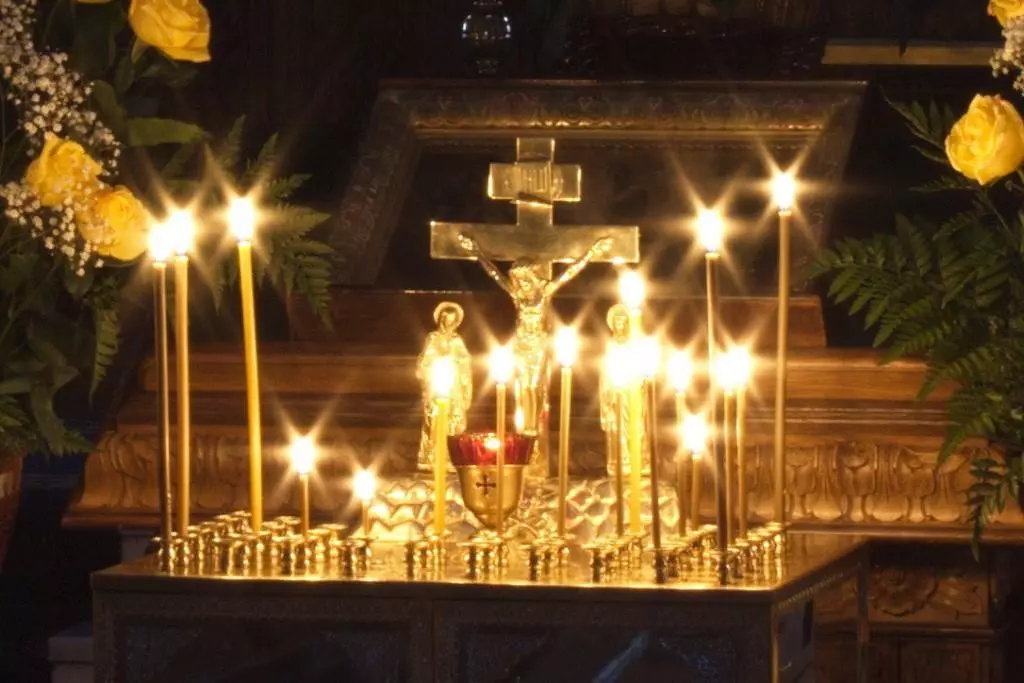 Как правильно в церкви ставить свечи
