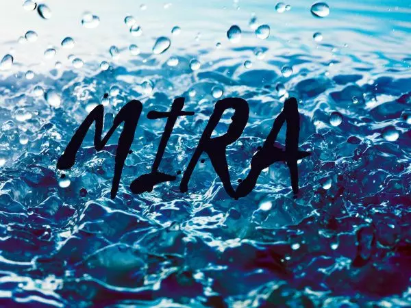 Надпись MIRA на фоне воды