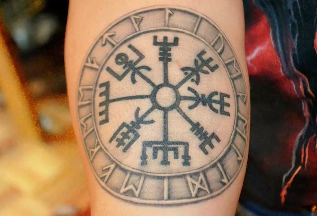 Скандинавская руническая татуировка компас