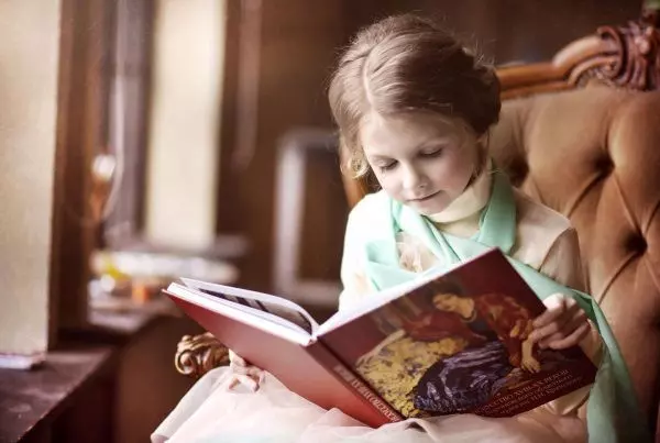 Девушка читает