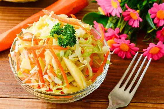 Салат из сырой капусты с яблоками и морковью