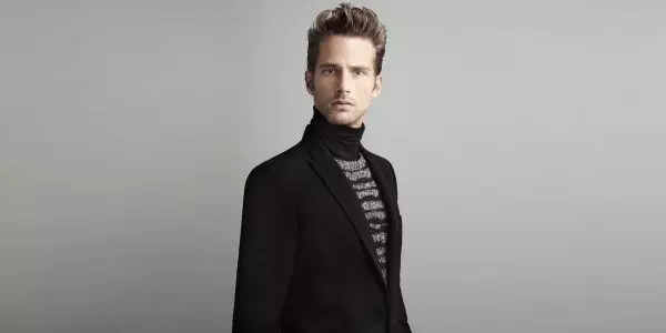 Мужчина в черной куртке