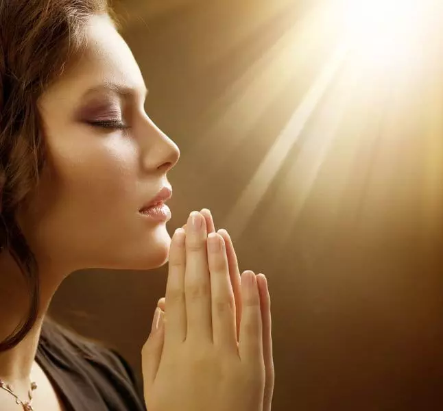 молящаяся девушка