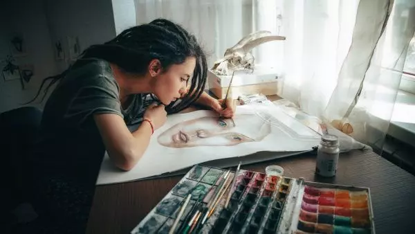 Девушка рисует портрет