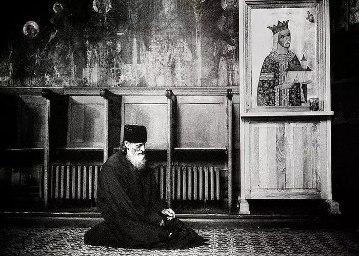 православный монах молится