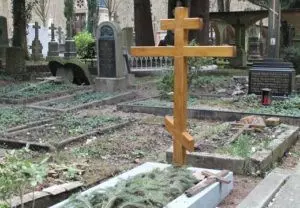 Крест, установленный на могиле фото.