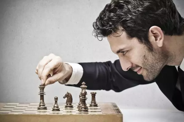 Человек и шахматная доска