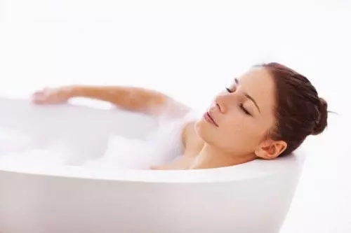 Теплая ванная как способ снять порчу на луну