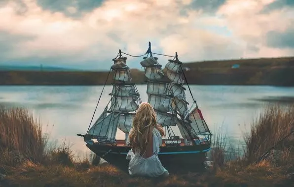 Девушка с кораблем на берегу реки
