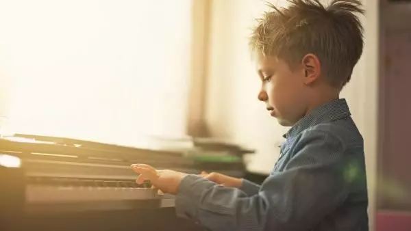 Мальчик играет на пианино