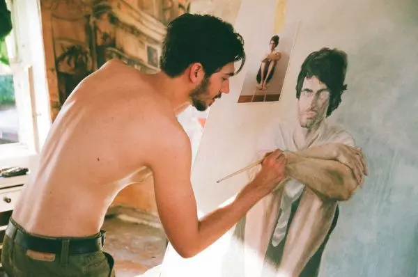 Мужчина рисует портрет