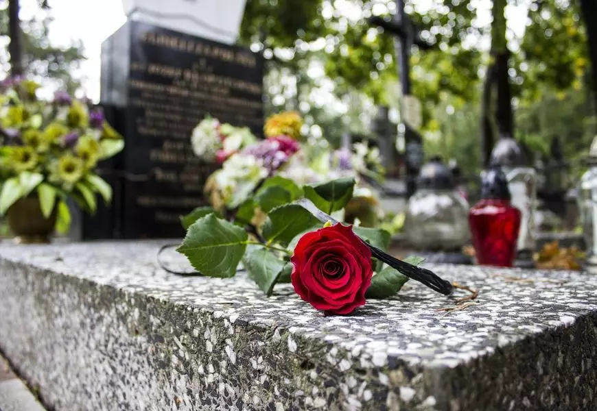 Мемориал на кладбище роз