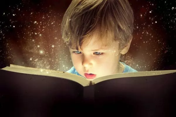 Мальчик читает книгу