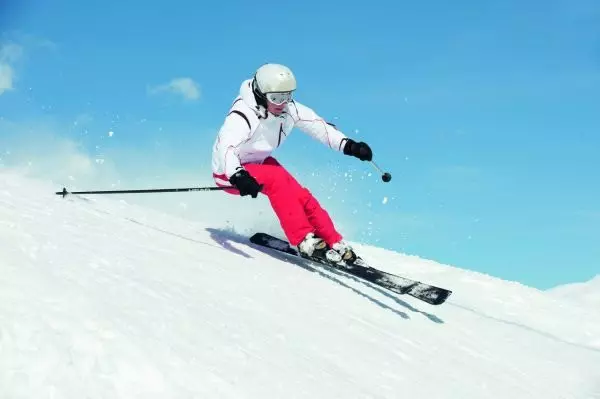 Девушка катается на лыжах с горы