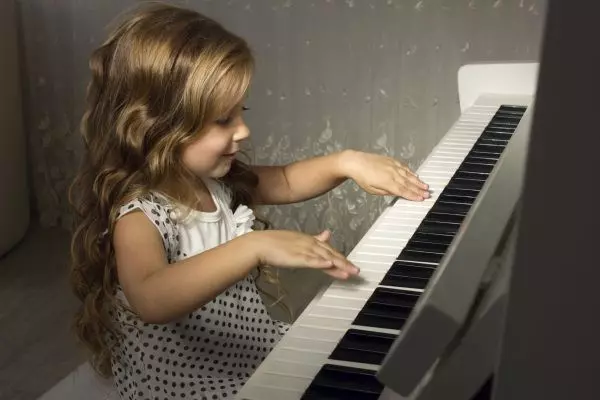 Девушка играет на пианино