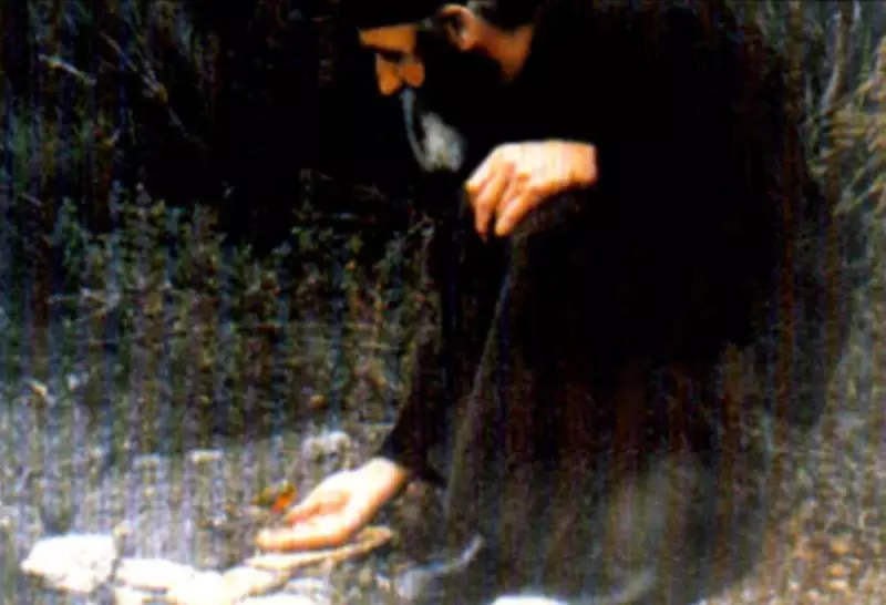 Священник старец Паисий Святогорец с птицей, фото