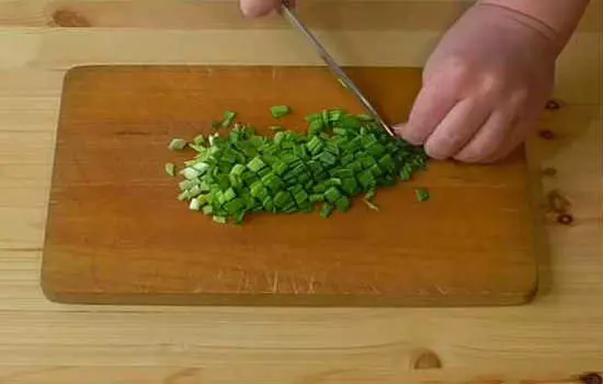 нарезать зелень для салата