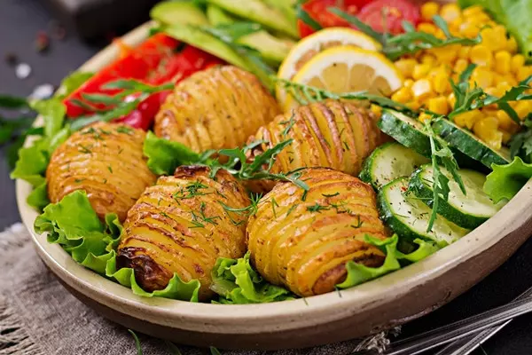 веганская миска будды сырые овощи и жареный картофель в миске веганская здоровая еда и детокс концепция питания - Основной запрет
